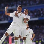 Militao y Rodrygo celebran uno de los goles del Real Madrid ante el Espanyol