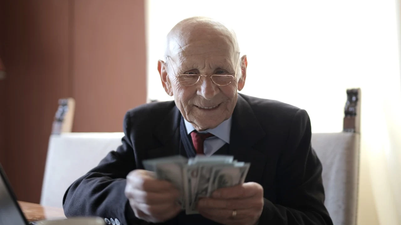 Imagen de archivo de un jubilado calculando su pensión