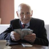 Imagen de archivo de un jubilado calculando su pensión