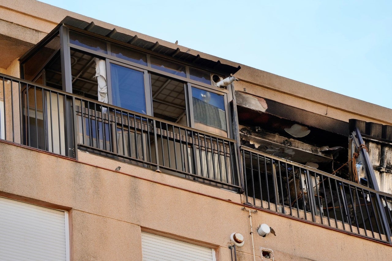 Un incendio calcina un ático en Arenales del Sol de Elche sin causar daños personales Un incendio calcina un ático en Arenales del Sol de Elche sin causar daños personales