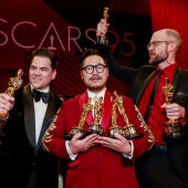 Jonathan Wang, Dan Kwan y Daniel Scheinert con las estatuillas obtenidas por 'Todo a la vez en todas partes' en la gala de los Premios Oscar 2023