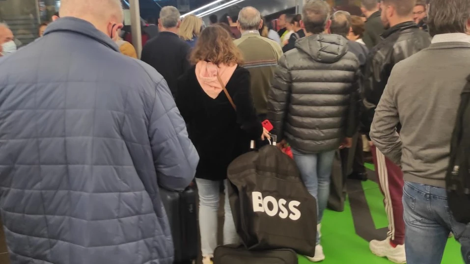 Entrada de los pasajeros en el Avant que salió con 45 minutos de retraso Entrada de los pasajeros en el Avant que salió con 45 minutos de retraso