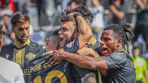 Álvaro Pérez celebra uno de los goles anotados desde el punto de penalti ante el Baleares. Álvaro Pérez celebra uno de los goles anotados desde el punto de penalti ante el Baleares.