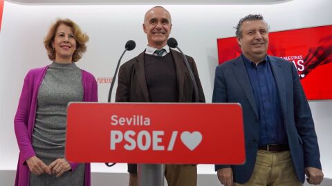 Mar González con el alcalde de Sevilla, Antonio Muñoz, y el secretario general del PSOE de Sevilla, Javier Fernández.