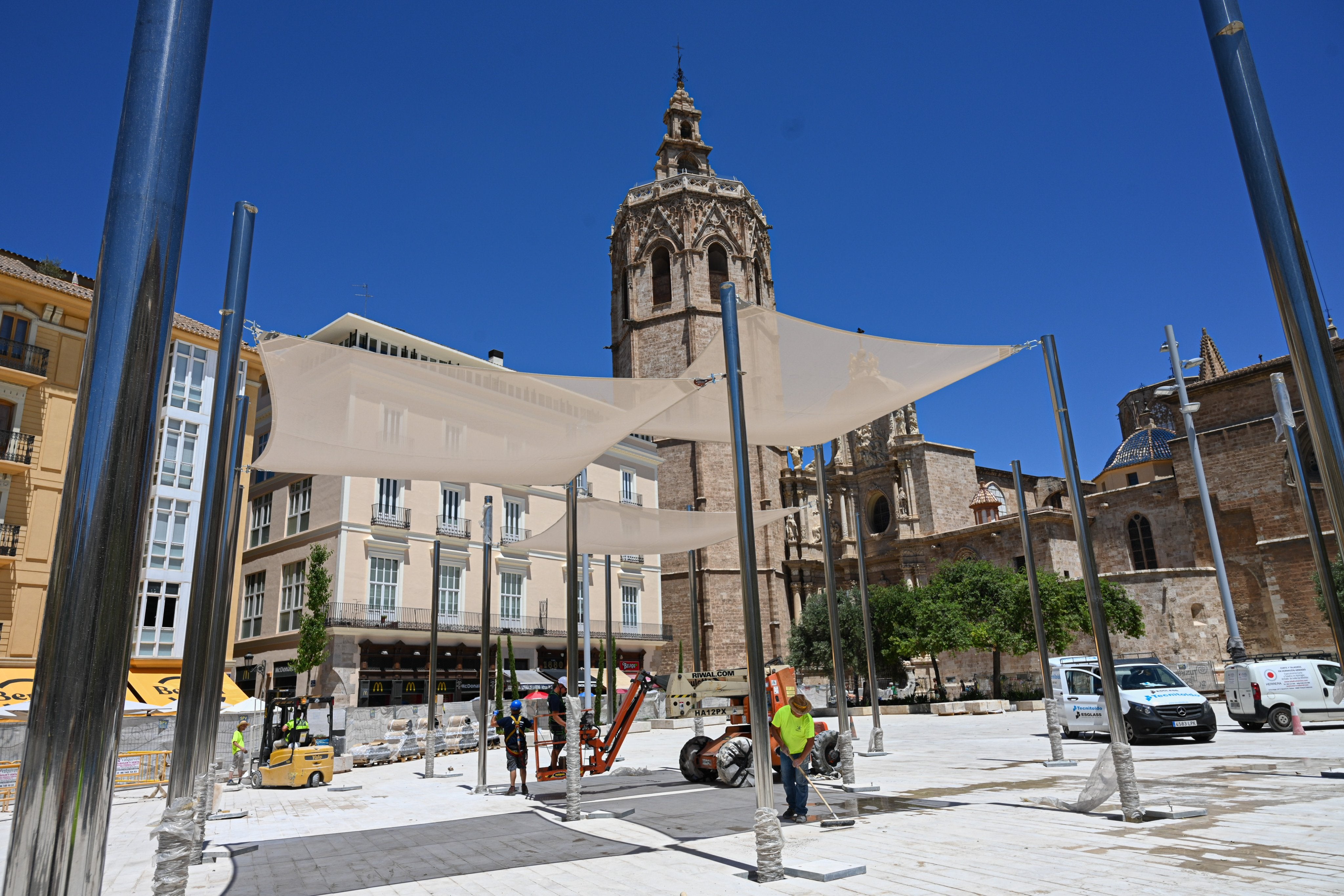 Montar y desmontar los toldos de la Plaza de la Reina costará cien mil euros en cuatro años Montar y desmontar los toldos de la Plaza de la Reina costará cien mil euros en cuatro años