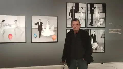 Xulio Gil, fotógrafo diante da súa exposición "Símbolos do conflicto" Cita a cegas no Museo de Pontevedra co fotógrafo Xulio Gil