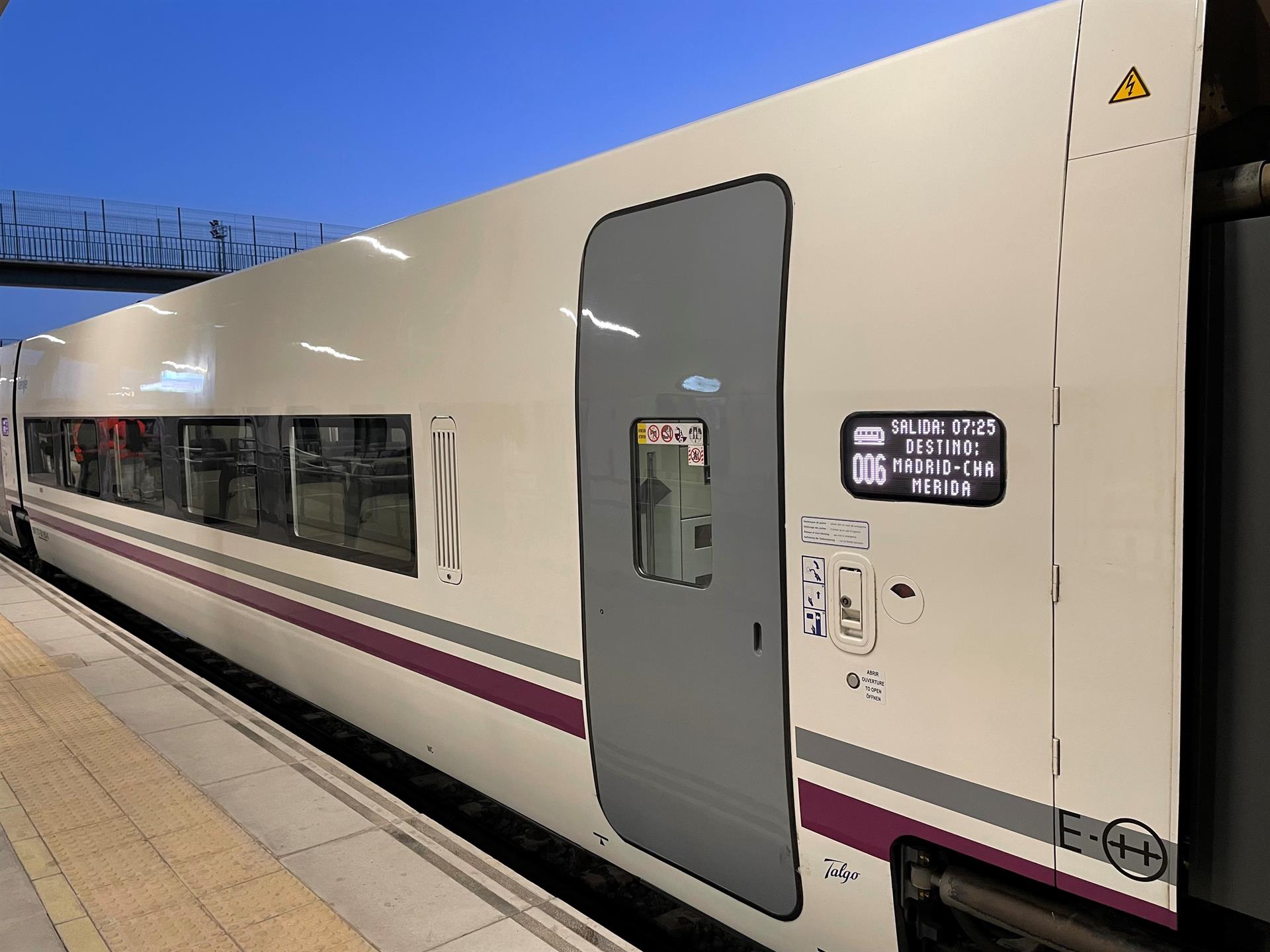 Renfe transporta por carretera a los viajeros entre Mérida y Badajoz debido a la incidencia del intento de robo de cable Renfe transporta por carretera a los viajeros entre Mérida y Badajoz debido a la incidencia del intento de robo de cable