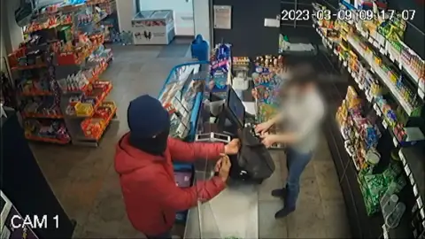 Captura de las imágenes de la cámara de seguridad del local. Captura de las imágenes de la cámara de seguridad del local.