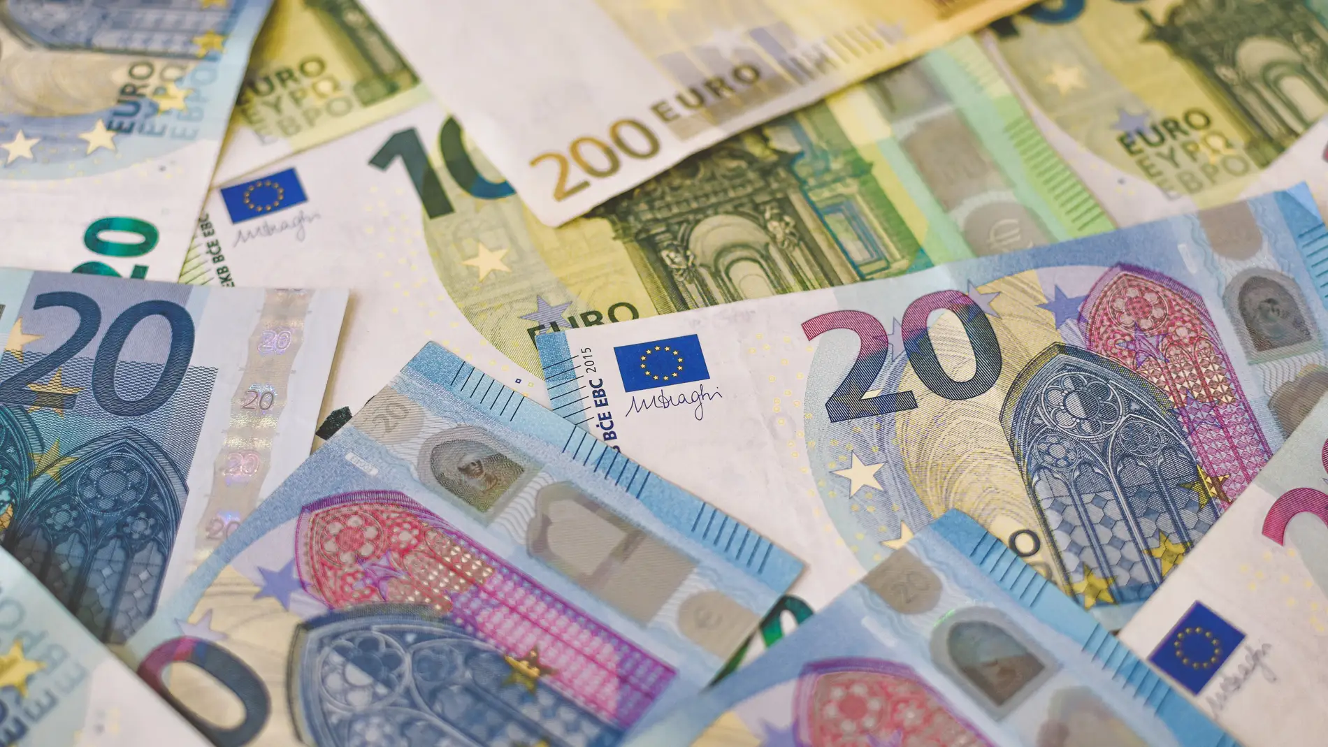Varios billetes de euro en una imagen de archivo.