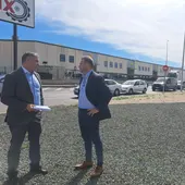 Santos González, candidato del PP por San Isidro, junto al diputado provincial Alejandro Morant, pide una solución para el punto negro de La Granadina Santos González, candidato del PP por San Isidro, junto al diputado provincial Alejandro Morant, pide una solución para el punto negro de La Granadina