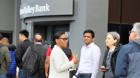 Personas en la puerta de las oficinas principales del Silicon Valley Bank, en California, Estados Unidos