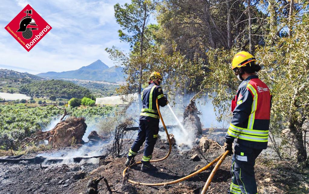 Se declara un incendio en la partida del Capuchó de Callosa d'En Sarrià Se declara un incendio en la partida del Capuchó de Callosa d'En Sarrià