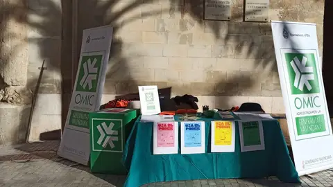 Punto de información de la OMIC de Elche en la Plaça de Baix. Punto de información de la OMIC de Elche en la Plaça de Baix.