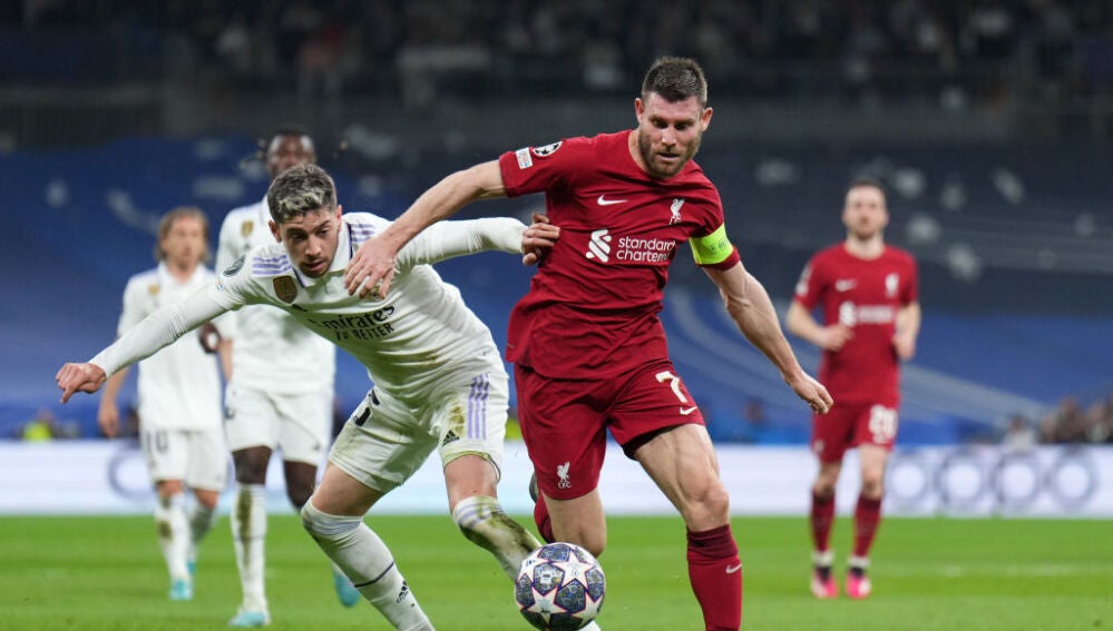 Valverde y Milner durante el Real Madrid - Liverpool