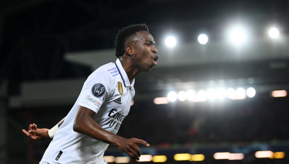 Vinicius celebra uno de sus goles en Anfield