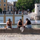 Tres chicas disfrutan de un día soleado en Sevilla