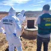 Agentes de la Guardia Civil en el pozo donde se encontraron los restos óseos Agentes de la Guardia Civil en el pozo donde se encontraron los restos óseos