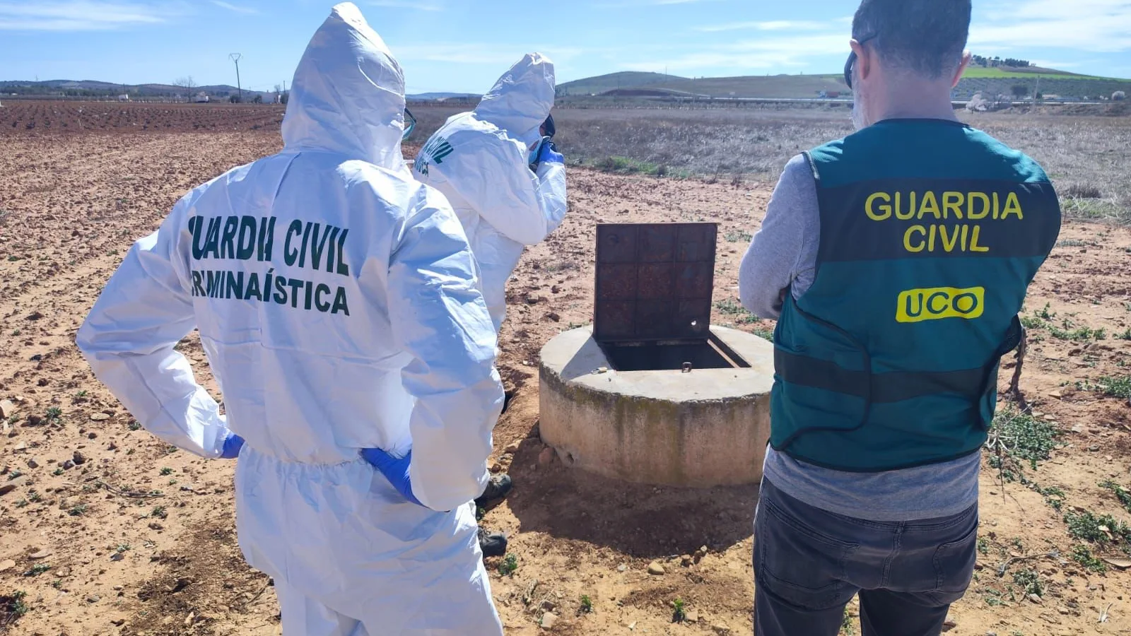 Agentes de la Guardia Civil en el pozo donde se encontraron los restos &oacute;seos