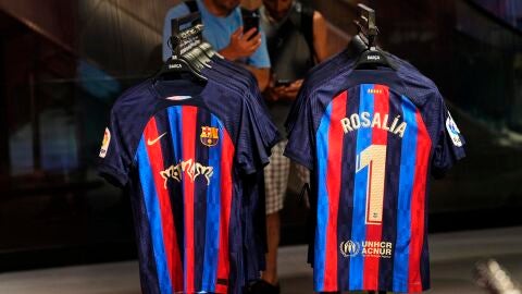 Camiseta del Bar&ccedil;a con el logo de Rosal&iacute;a