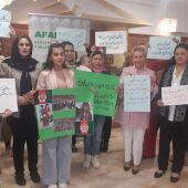 Mujeres afganas refugiadas en Ciudad Real muestran carteles reivindicativos