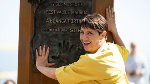 La actriz Blanca Portillo, ante el monolito que acredita su premio M&aacute;laga-SUR en el Festival de M&aacute;laga