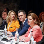 Pedro Sánchez junto a sus ministros durante la Cumbre Hispano-Portuguesa