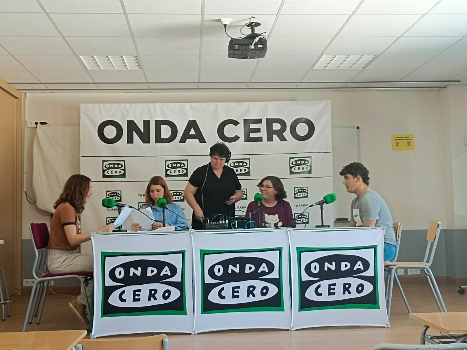 La mujer y la niña científica en el IES Marina Baixa La mujer y la niña científica en el IES Marina Baixa