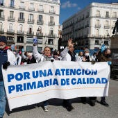Imagen de archivo de varios médicos protestando en la Puerta de Sol