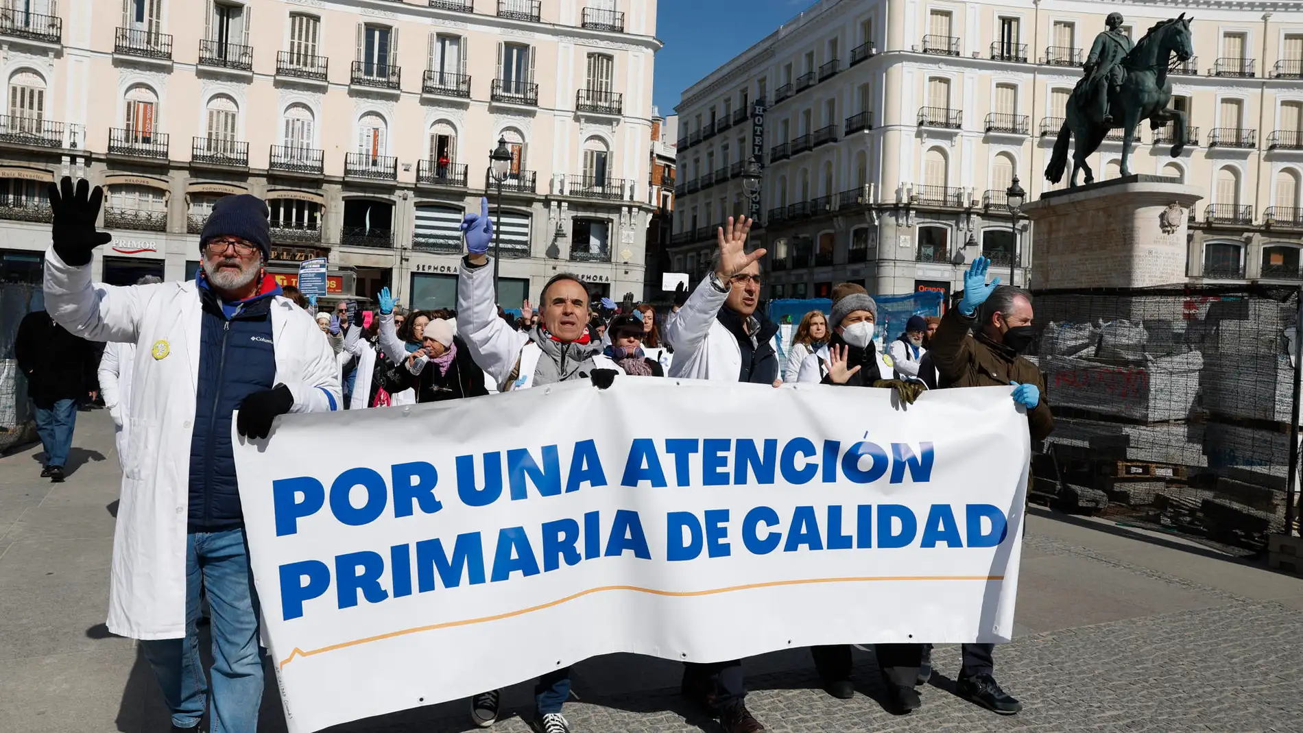 Imagen de archivo de varios médicos protestando en la Puerta de Sol