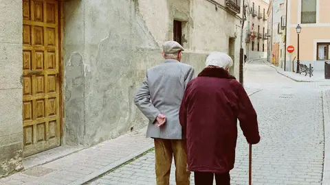 Imagen de archivo de dos personas de la tercera edad. Las ayudas que son compatibles con el subsidio para mayores de 52 años