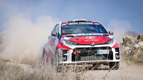 Javi Villa con su nuevo Toyota de rallys