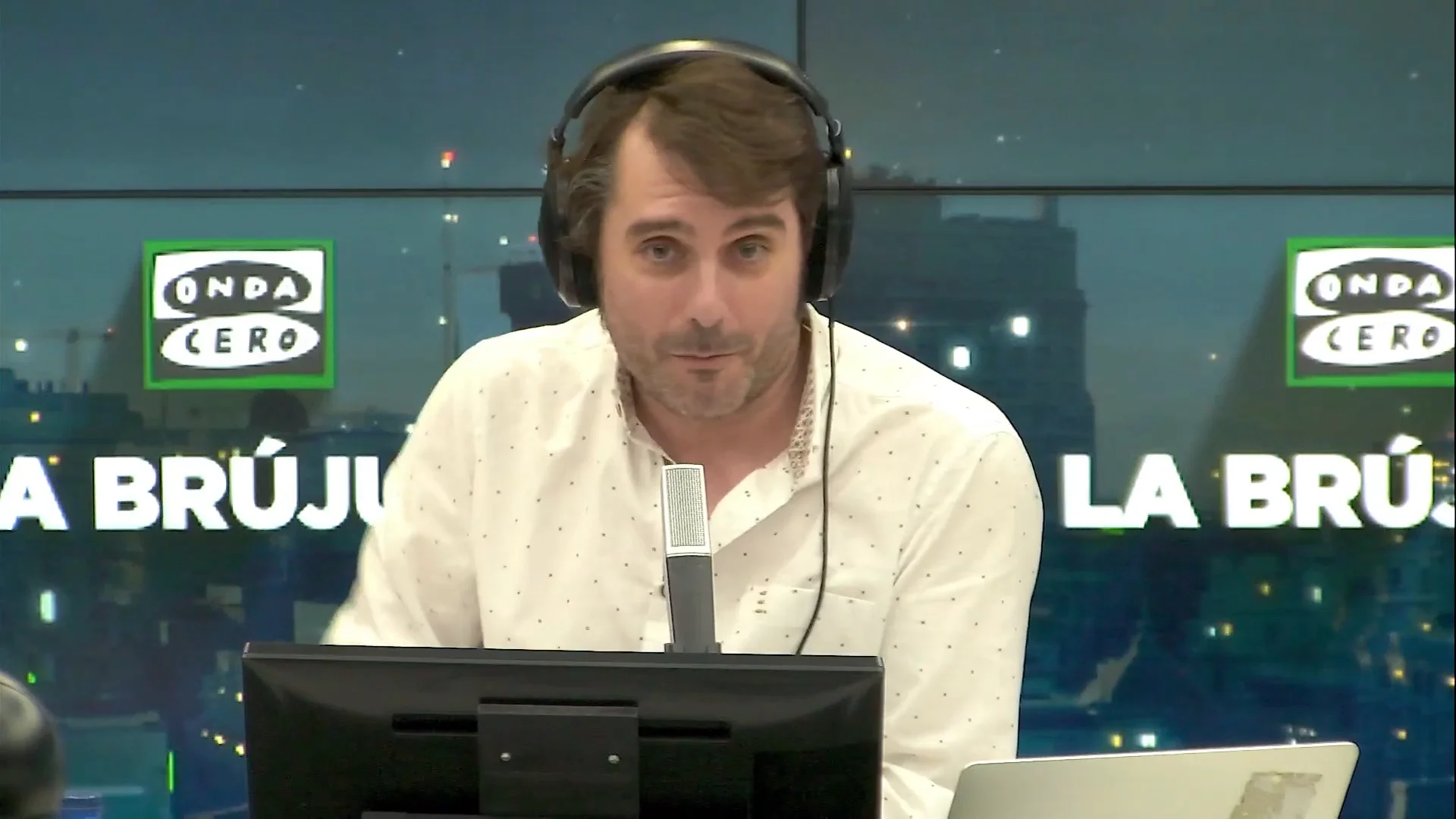 VÍDEO El monólogo de las ocho: "Ayuso enloquece tanto al Gobierno que terminan disparando a todo como en una boda afgana" VÍDEO El monólogo de las ocho: "Ayuso enloquece tanto al Gobierno que terminan disparando a todo como en una boda afgana"