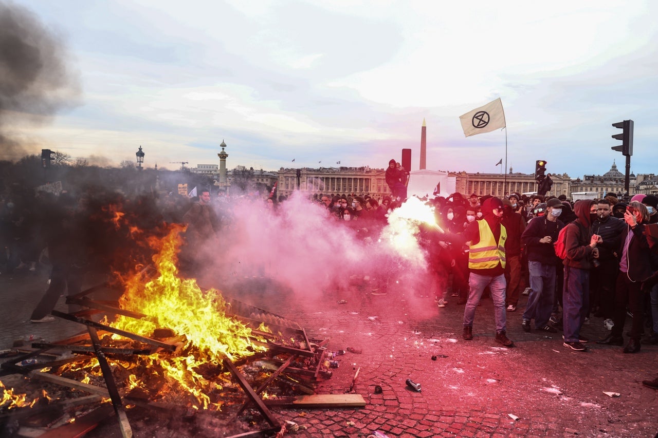 Más de 200 detenidos en París tras una noche de disturbios contra la reforma de las pensiones de Macron Más de 200 detenidos en París tras una noche de disturbios contra la reforma de las pensiones de Macron