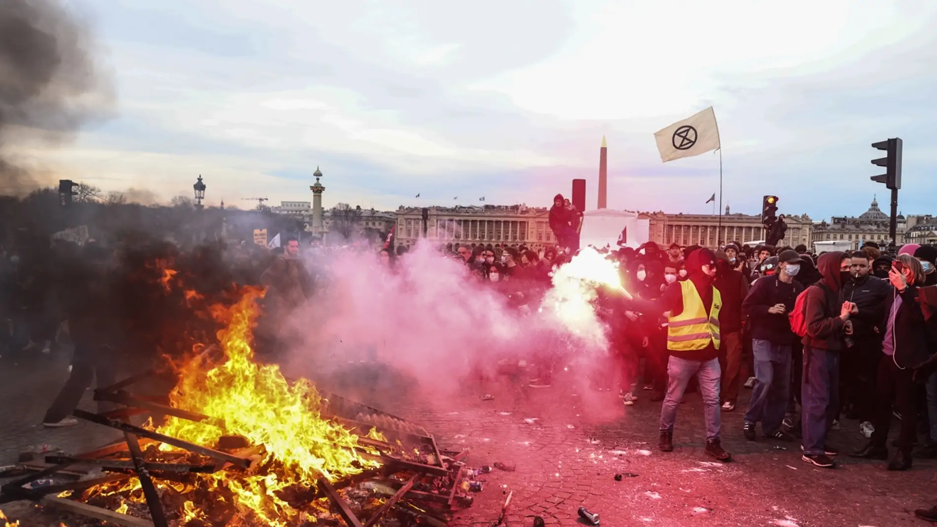 Más de 200 detenidos en París tras una noche de disturbios contra la reforma de las pensiones de Macron