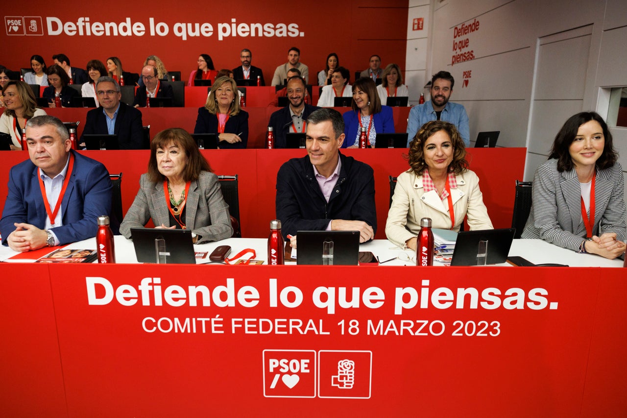 Pedro Sánchez acusa a Feijóo de "acercarse a Vox" con su abstención en la moción de censura Pedro Sánchez acusa a Feijóo de "acercarse a Vox" con su abstención en la moción de censura
