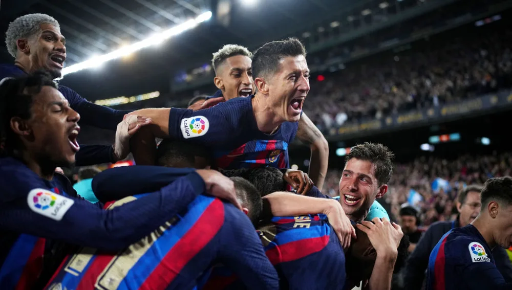 Los jugadores del Barça celebran su victoria ante el Madrid