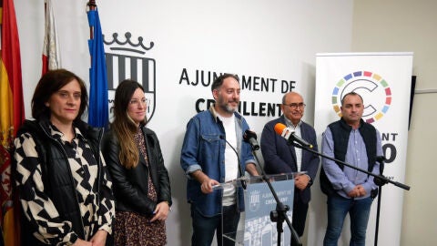 Josep Candela, en el centro, junto a miembros del equipo de gobierno en el Ayuntamiento de Crevillent. Josep Candela, en el centro, junto a miembros del equipo de gobierno en el Ayuntamiento de Crevillent.
