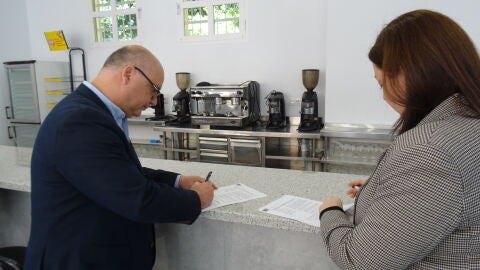 Alcalde firma cafeter&iacute;a Llar