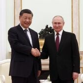 Xi Jinping y Putin se dan la mano en su reunión en Moscú.