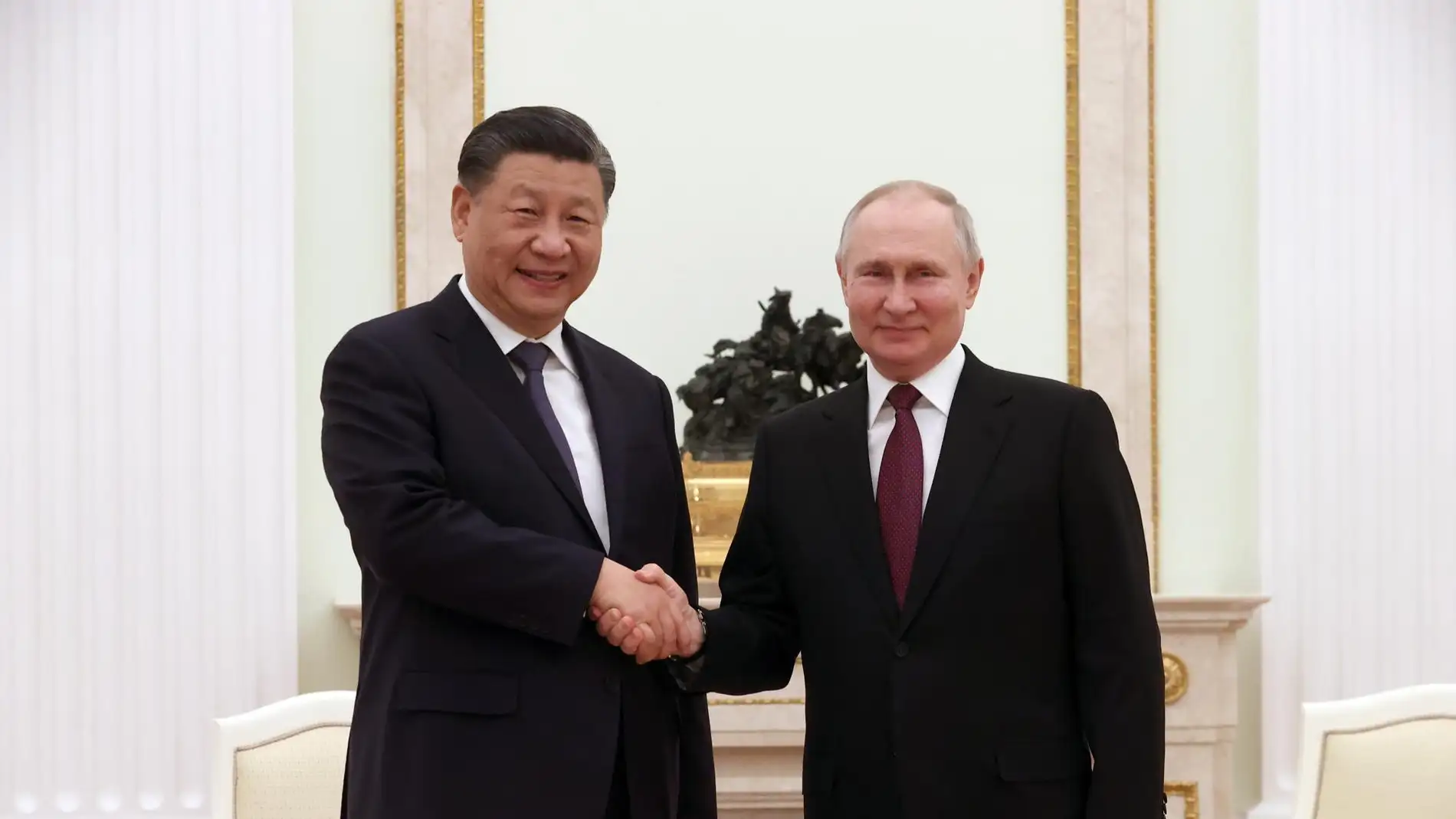 Xi Jinping y Putin se dan la mano en su reunión en Moscú.