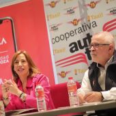 La consejera de Movilidad, Natalia Chueca, ha presentado la app con el presidente de los taxistas, Miguel Angel Perdiguero