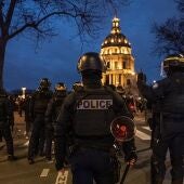 Multitud de disturbios en Francia tras el fracaso de las mociones de censura contra Macron