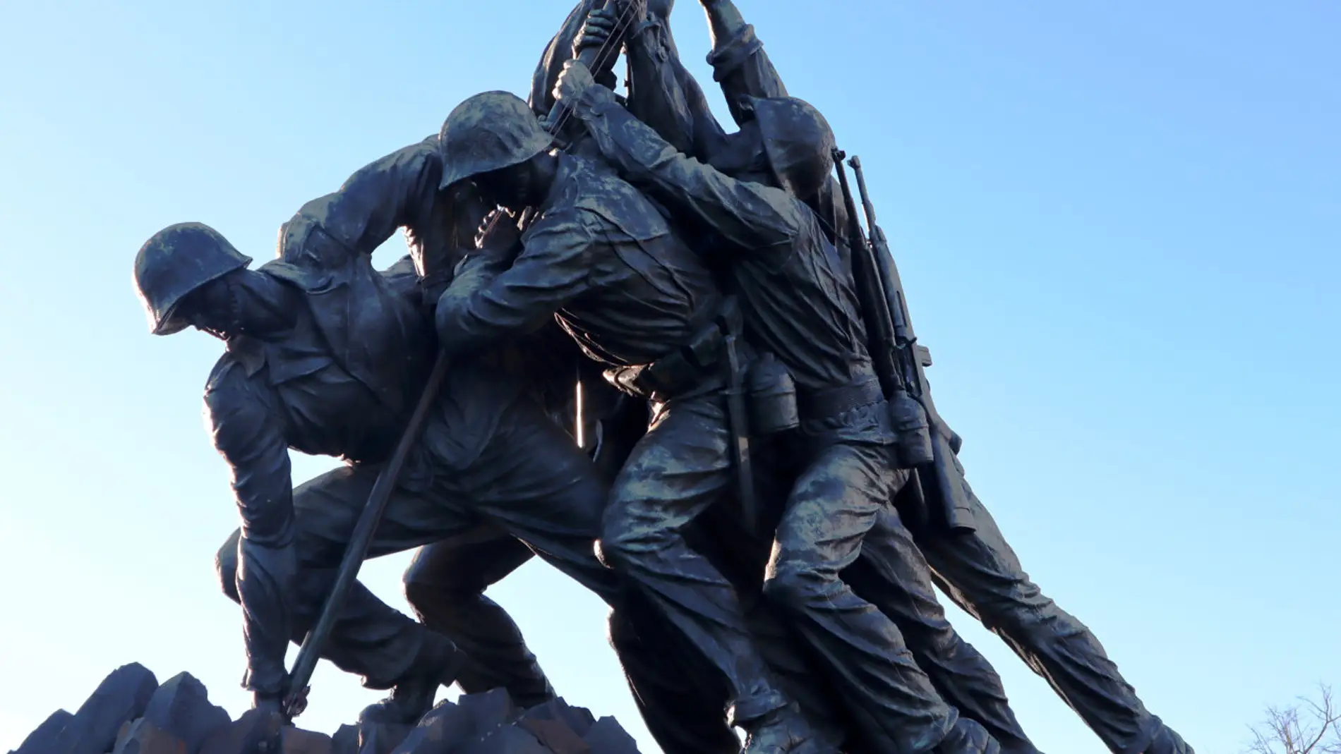 Fotografía del monumento a los marines caídos junto al cementerio militar en Arlington