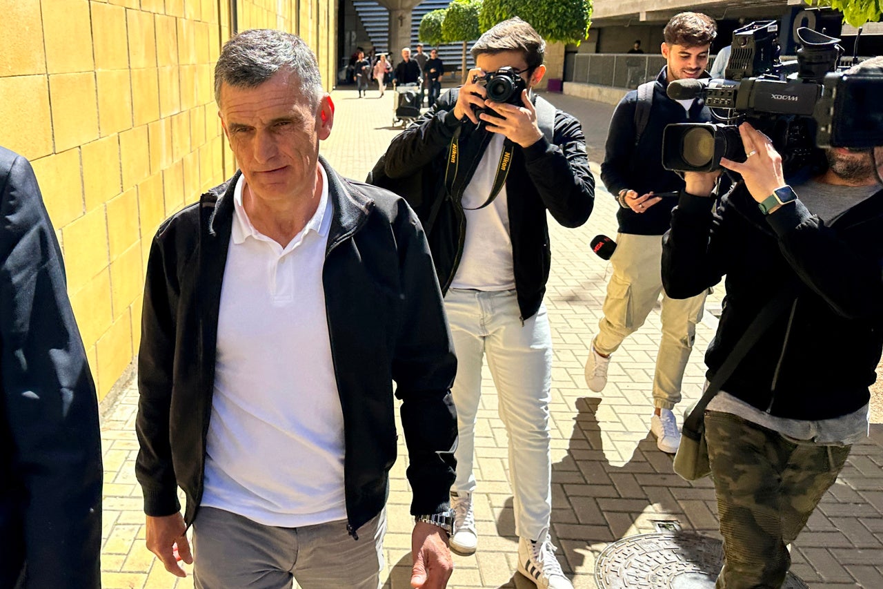 Mendilibar llega a Sevilla para firmar su contrato Mendilibar llega a Sevilla para firmar su contrato