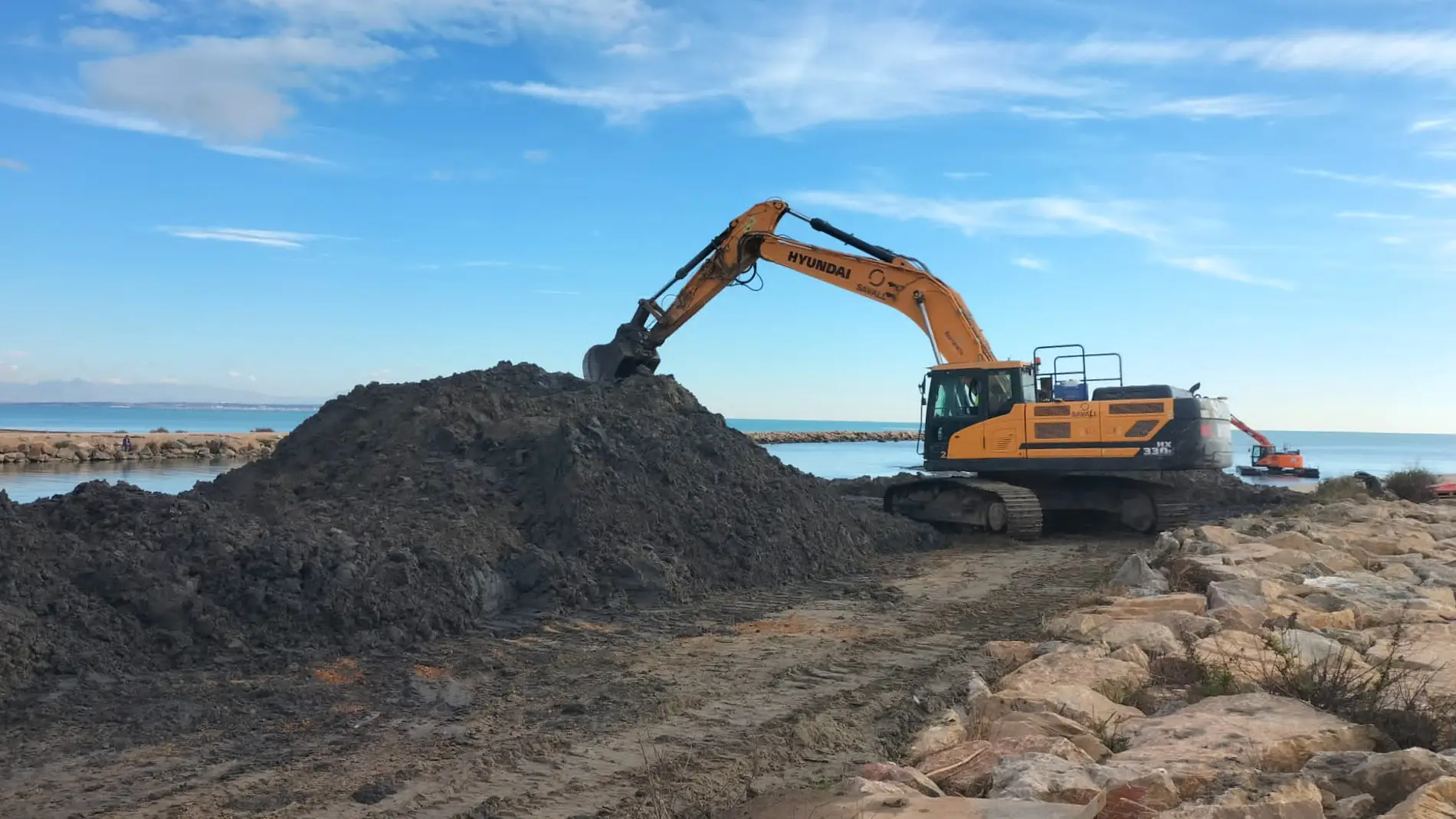 La CHS finaliza los trabajos de dragado del cauce antiguo del río Segura en Guardamar 