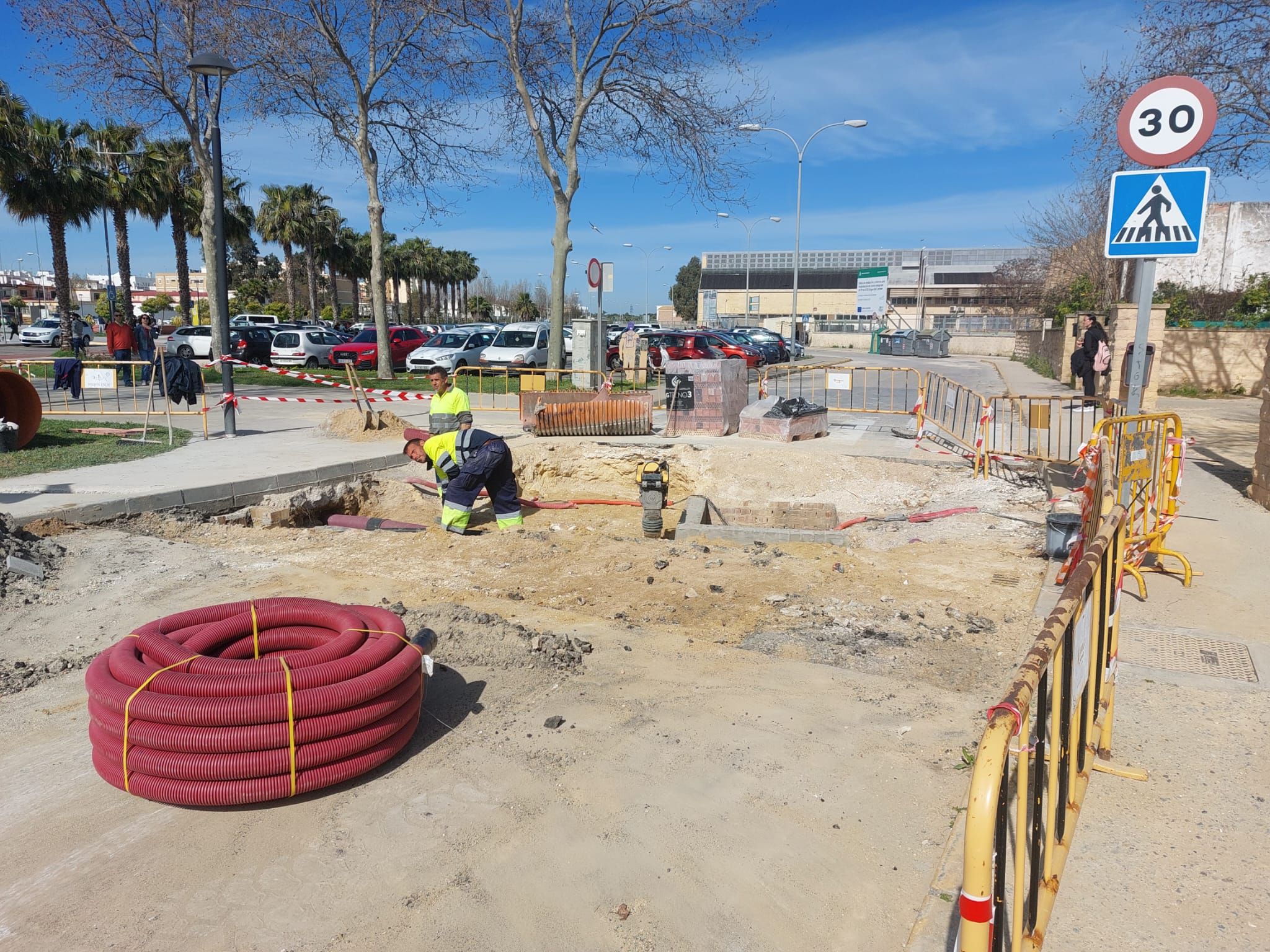 Reabren la calle Tierra tras las obras de saneamiento ejecutadas por el Ayuntamiento de Puerto Real Reabren la calle Tierra tras las obras de saneamiento ejecutadas por el Ayuntamiento de Puerto Real