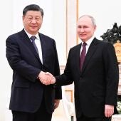 El presidente chino, Xi Jinping, es recibido por el presidente ruso, Vladimir Putin, en el Kremlin de Moscú