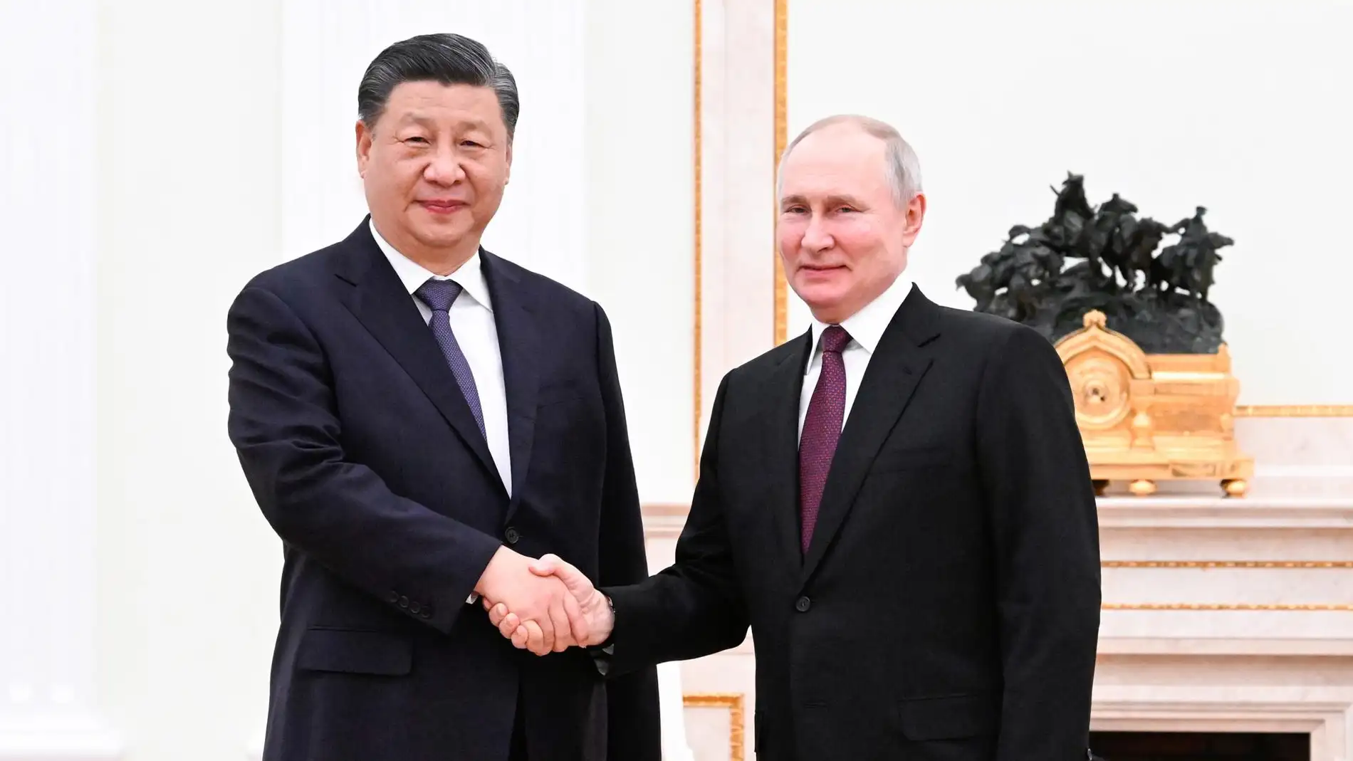 El presidente chino, Xi Jinping, es recibido por el presidente ruso, Vladimir Putin, en el Kremlin de Moscú