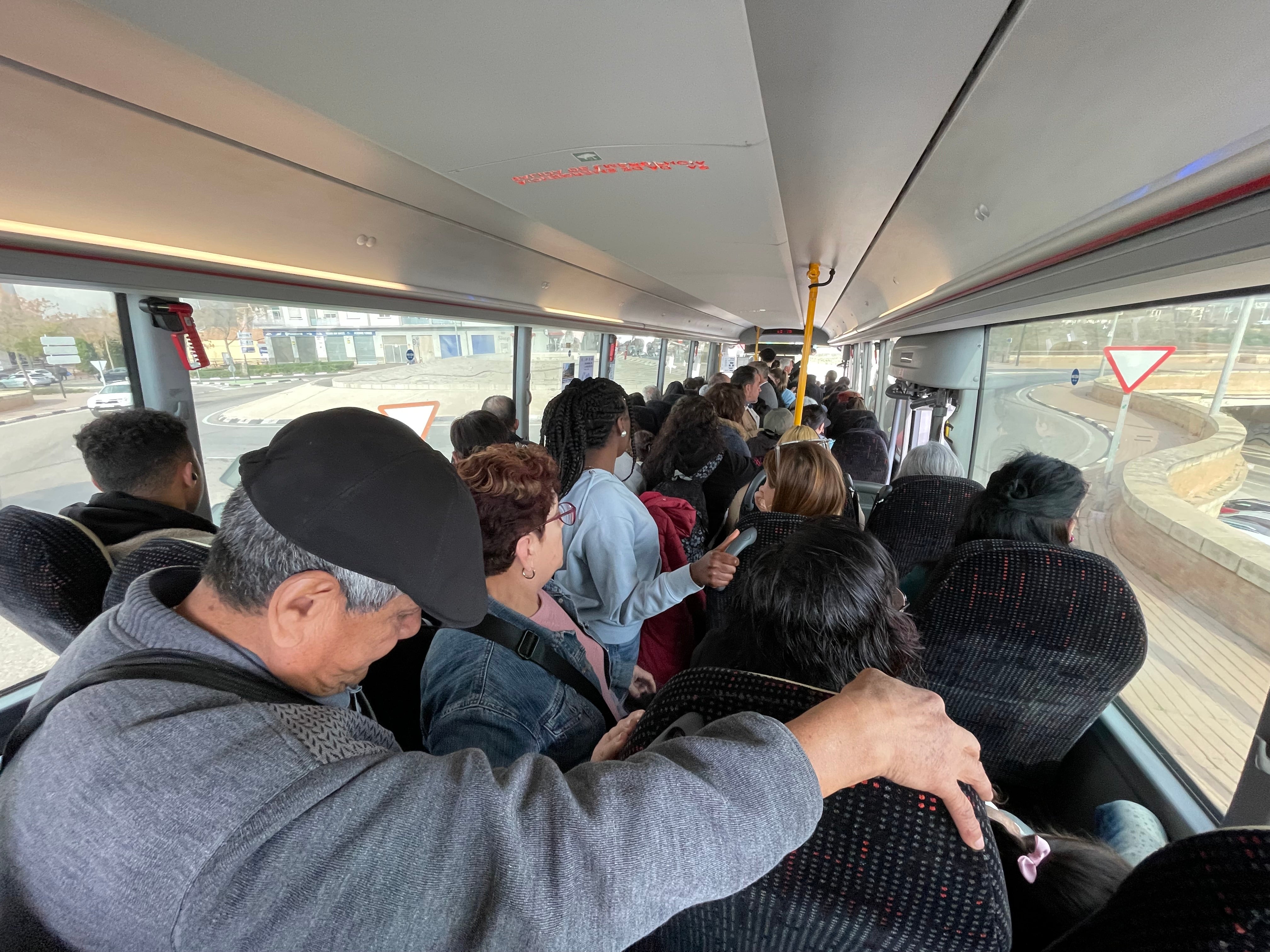 "Colapsado e insuficiente": Iniciativa Porteña carga contra el servicio de autobús en Fallas "Colapsado e insuficiente": Iniciativa Porteña carga contra el servicio de autobús en Fallas