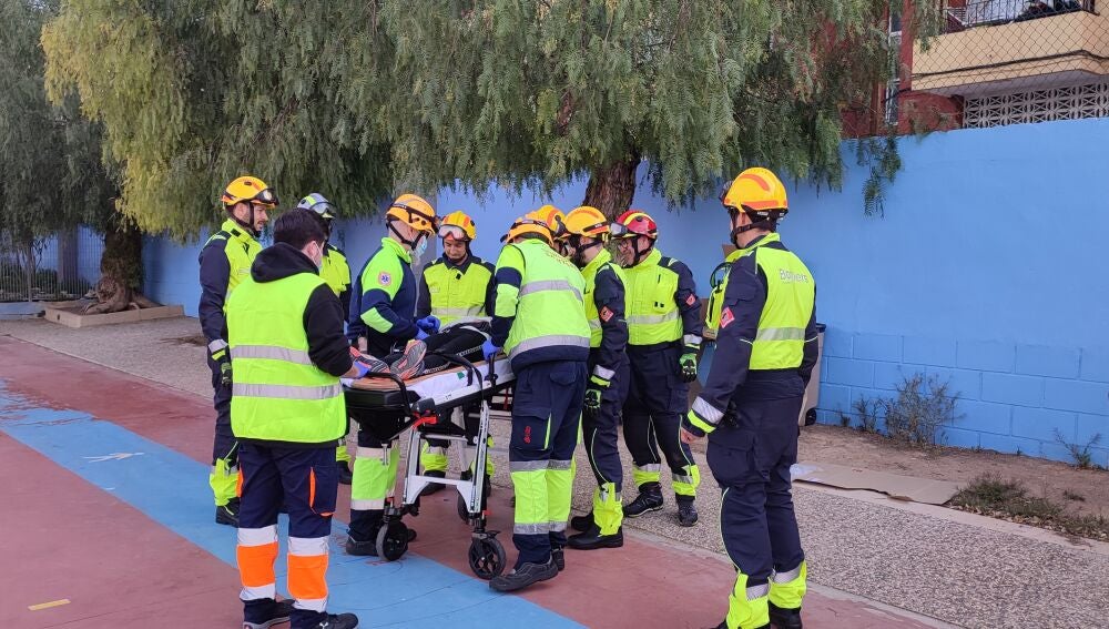 Los bomberos simulan el rescate de una alumna en el CEIP Cuba